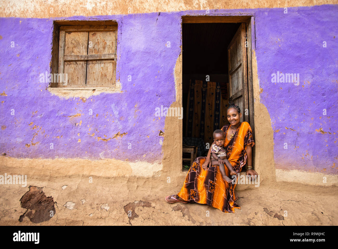 Ari tribu madre e hija en Jinka, Valle de Omo, Etiopía Foto de stock