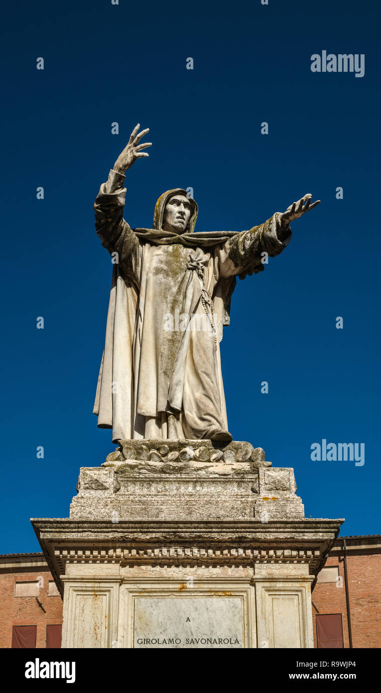 Girolamo Savonarola estatua, Piazza Savonarola en Corso Martiri della Liberta en Ferrara, Emilia-Romaña, Italia Foto de stock