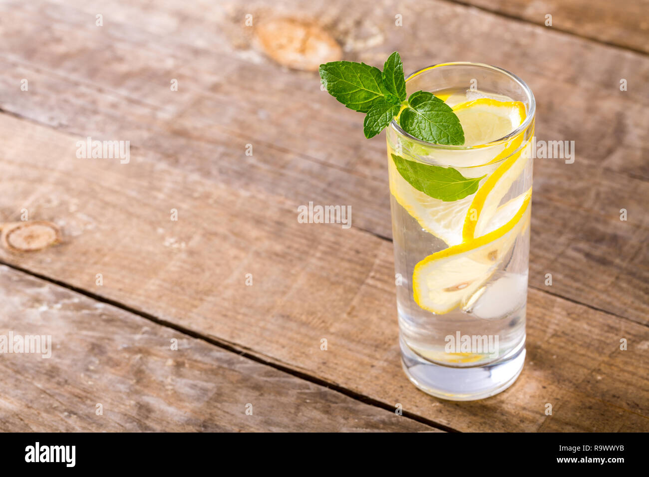 Primer plano de agua dulce con limón, menta. Foto de stock
