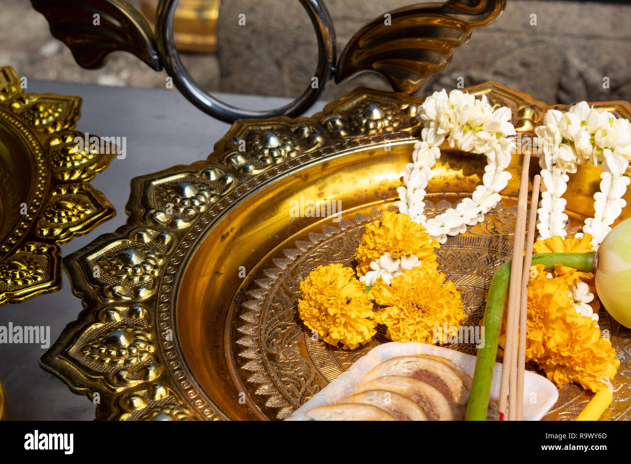 Palitos de incienso, flor de Garland y capullo de loto en bandeja de oro  como ofrenda para el Buda Fotografía de stock - Alamy