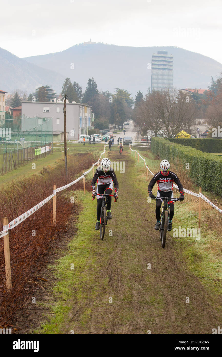 Nova Gorica, Eslovenia - Diciembre 23, 2018: Cyclo-cross campeonato aficionado de Nova Gorica, 2018. Los ciclistas en la carrera. Foto de stock