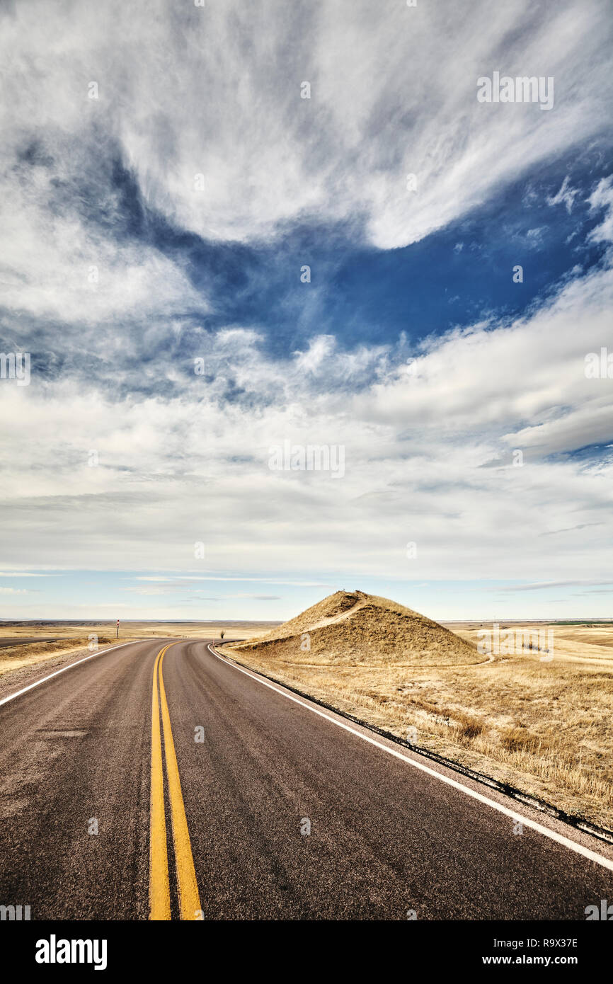 Tonos Retro foto de una carretera escénica en el Parque Nacional Badlands, concepto de viaje, Dakota del Sur. Foto de stock