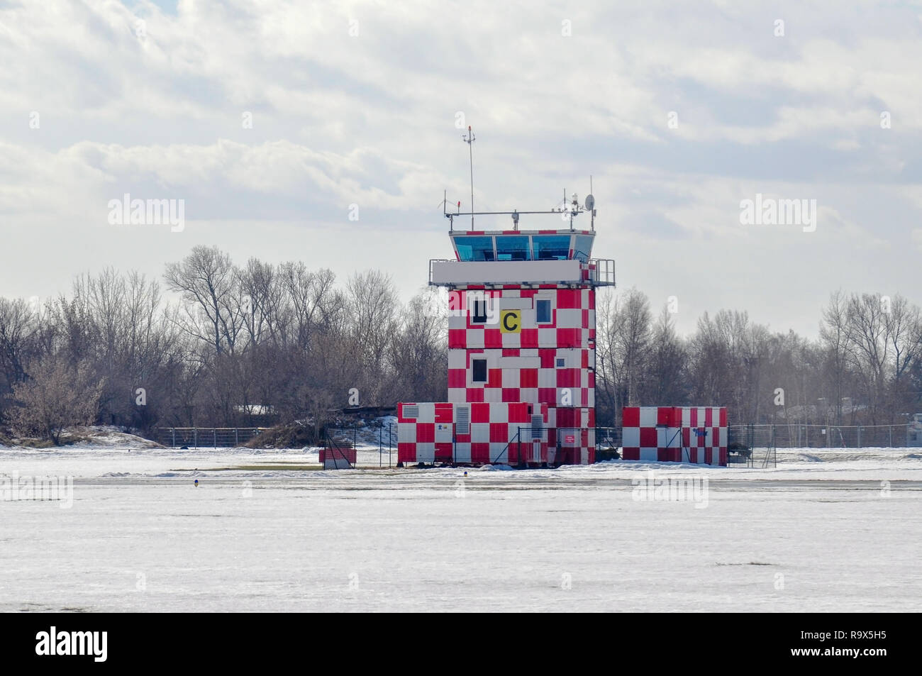 A cuadros rojo y blanco de la torre de control del aeropuerto en invierno, copyspace, nadie Foto de stock