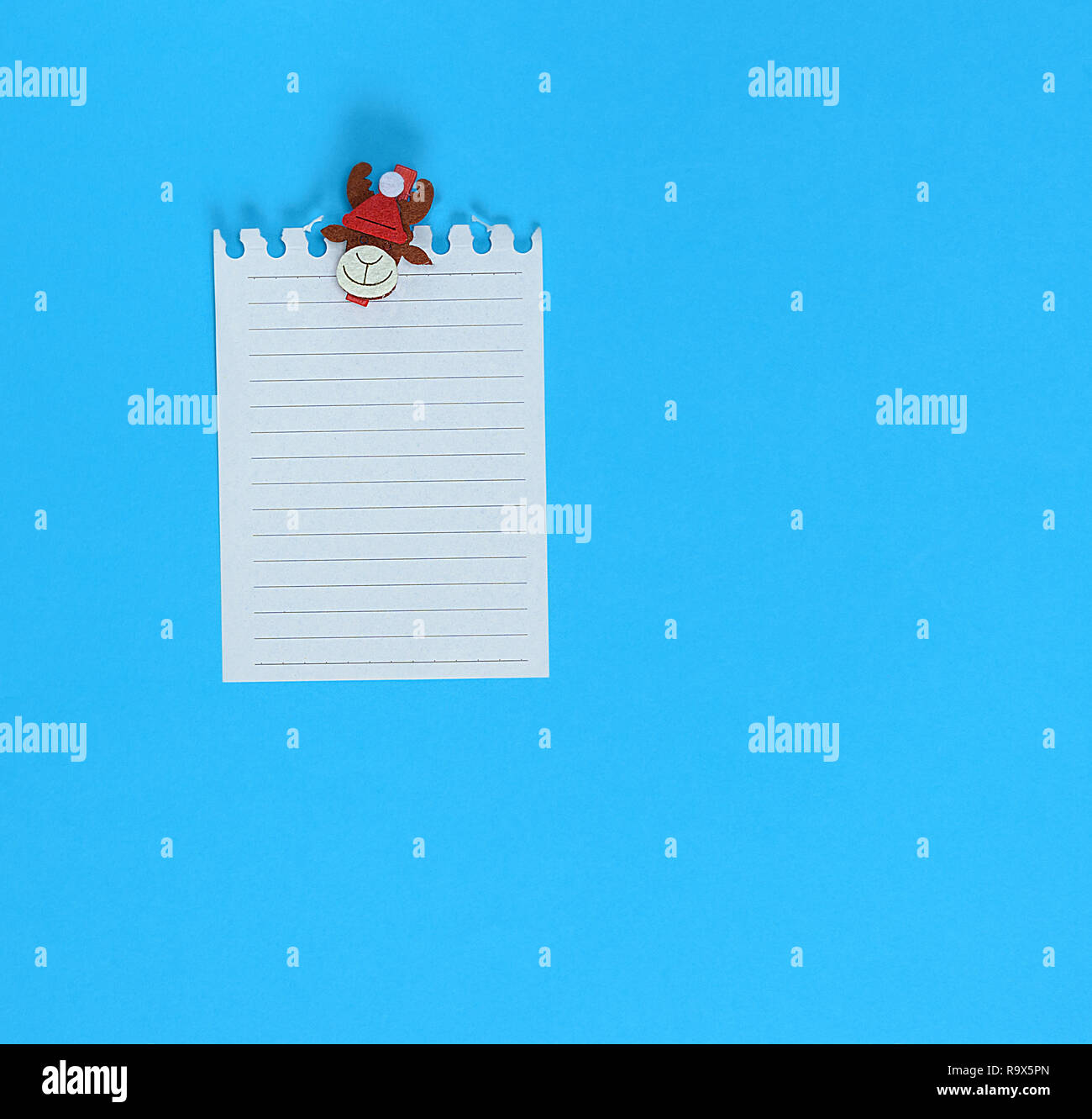 Hoja en blanco blanco en una línea que se arrancan de bloc de notas