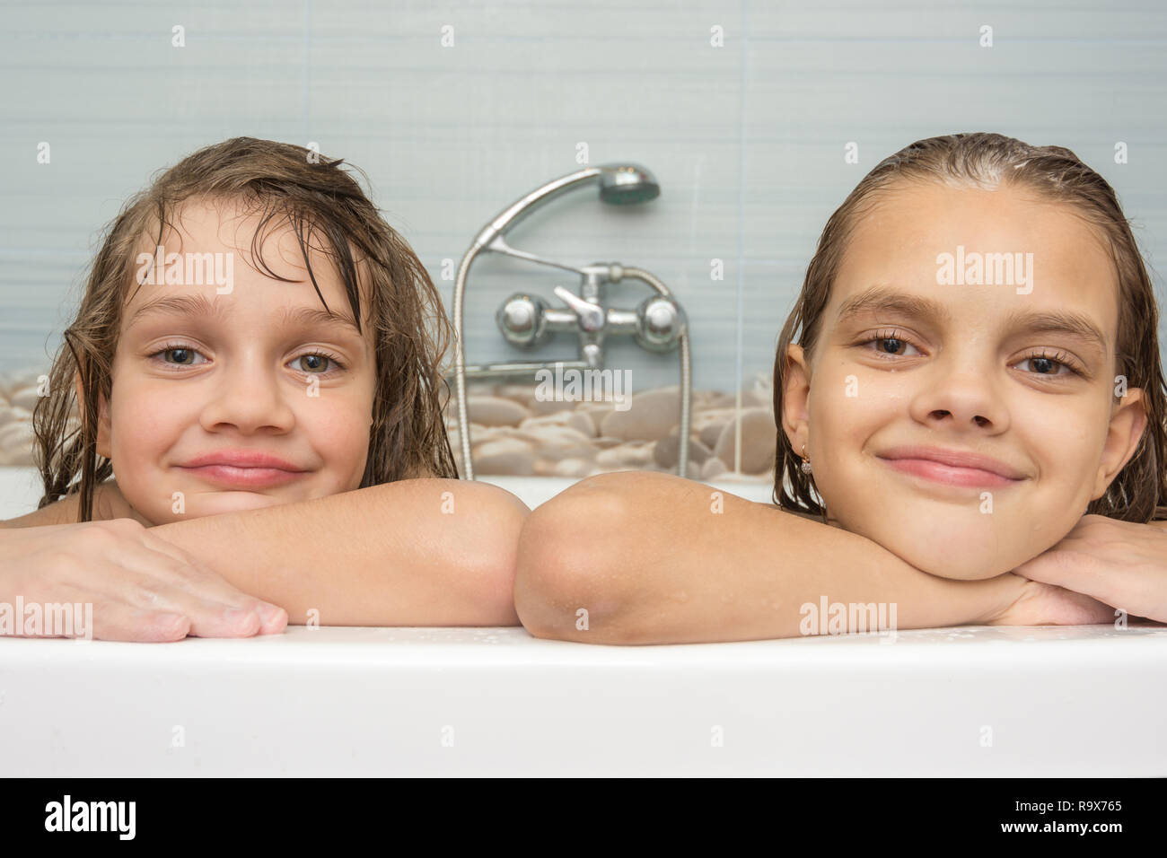 Retrato de dos niñas tomando un baño Fotografía de stock - Alamy