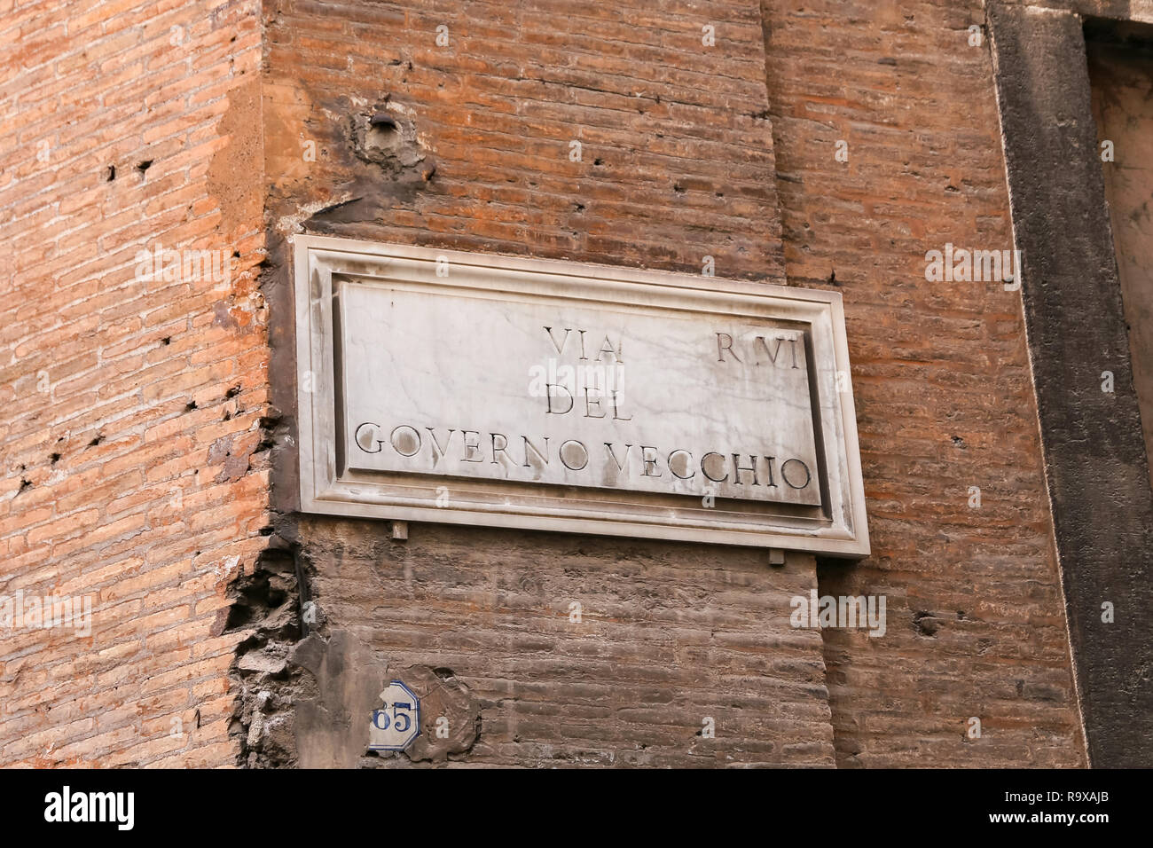 Via del Governo Vecchio calle signo en la ciudad de Roma, Italia Foto de stock