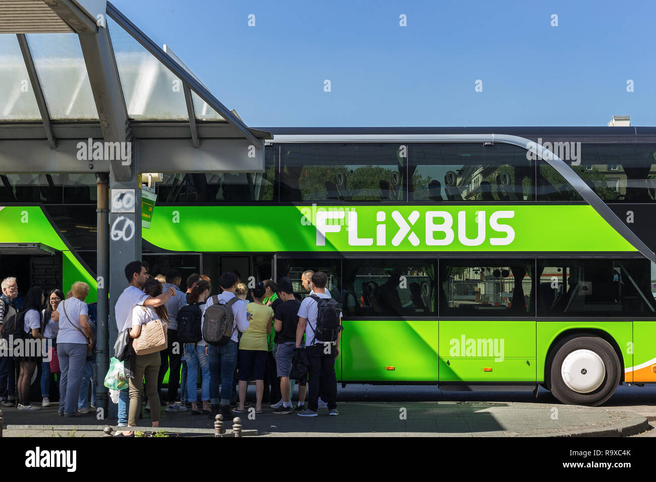 08.05.2018, Berlín, Alemania - El autobús des Fernbusunternehmens Flixbus am Zentralen Omnibusbahnhof Berlín. 0MC180508D407CARO [modelo de liberación: No, buen Foto de stock