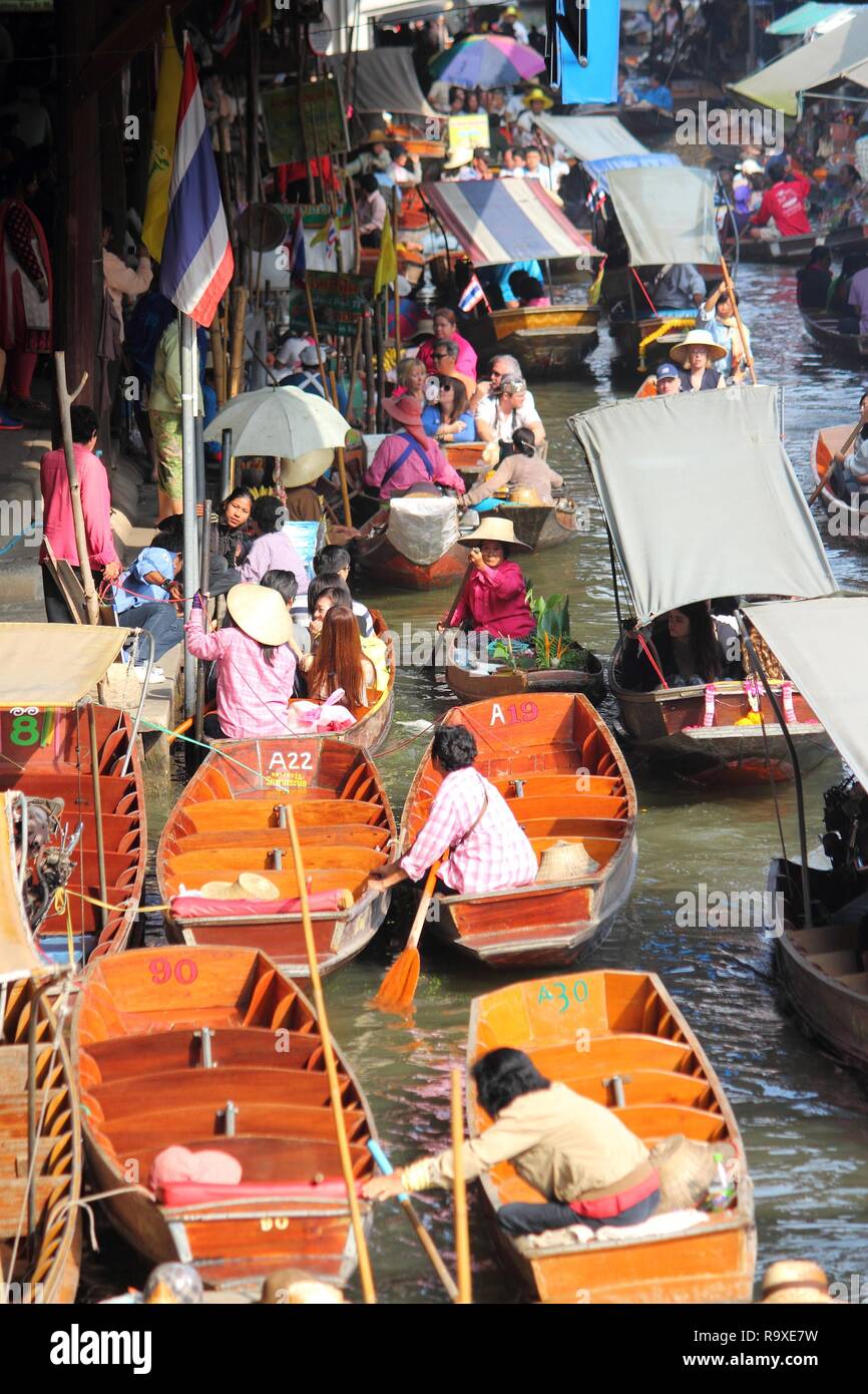 RATCHABURI, Tailandia - Diciembre 24, 2013: la gente visita mercado flotante Damnoen Saduak. Damnoen Saduak es un popular destino turístico, típico de la Ra Foto de stock