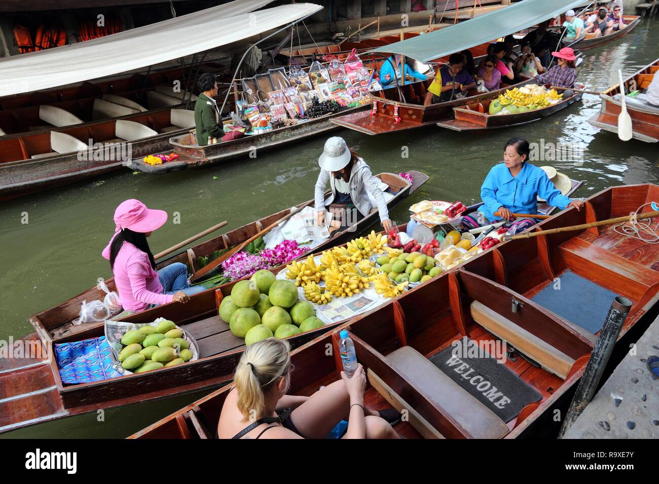 RATCHABURI, Tailandia - Diciembre 24, 2013: la gente visita mercado flotante Damnoen Saduak. Damnoen Saduak es un popular destino turístico, típico de la Ra Foto de stock