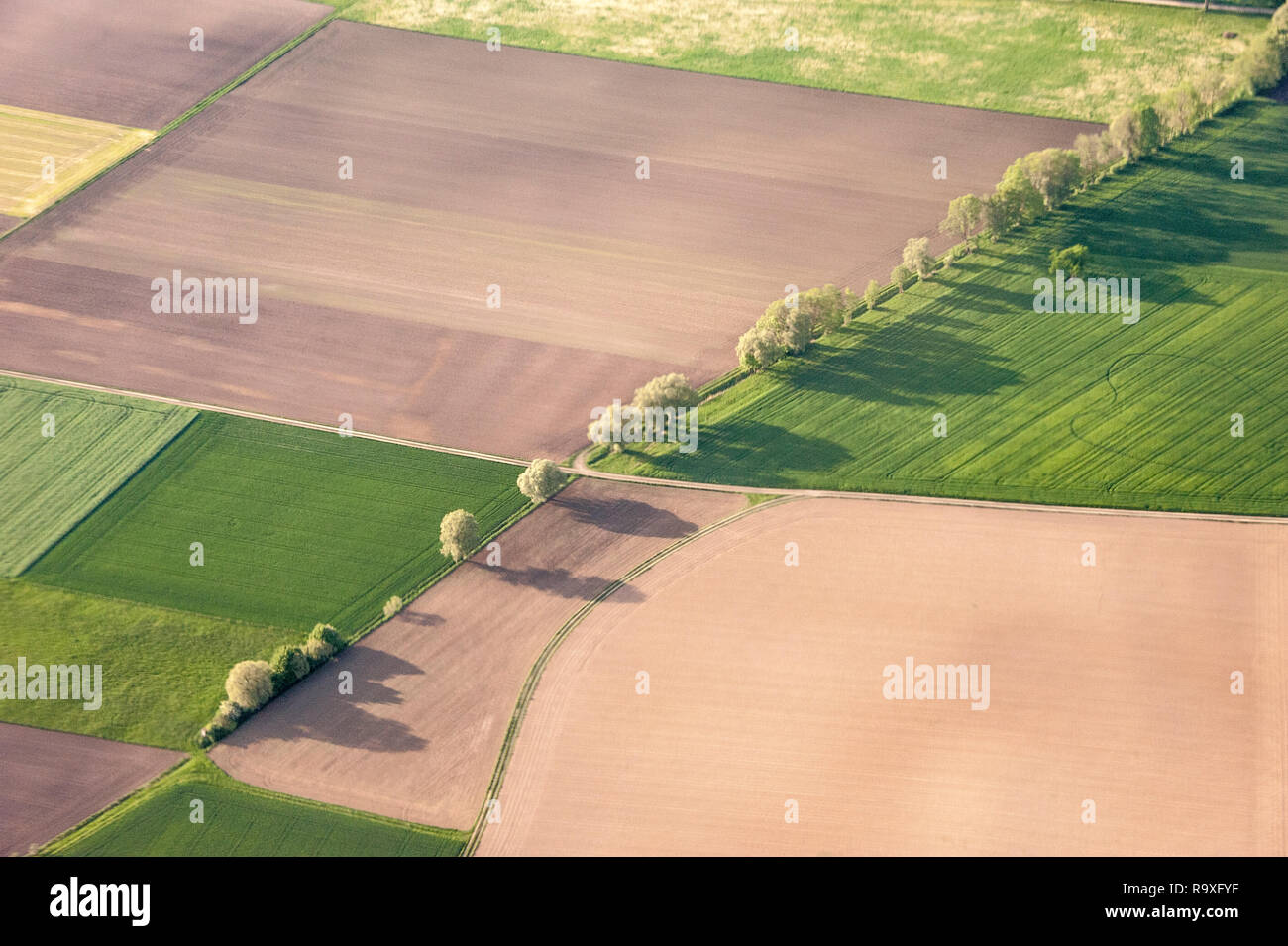 Vista superior de la zona agrícola a principios de verano de Munich, Alemania. Foto de stock