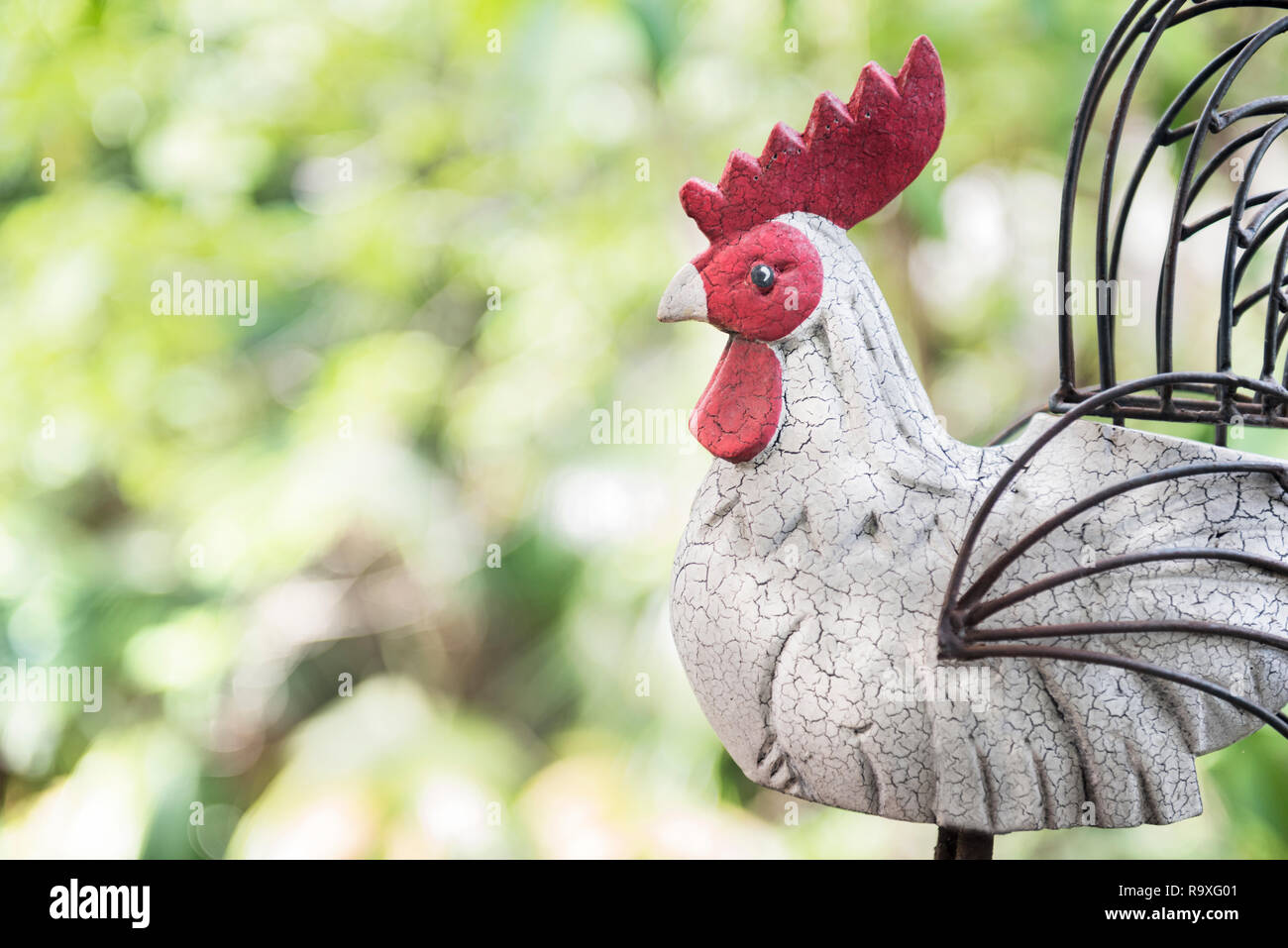 Gallo de madera artesanales para decoración, Tailandia. Foto de stock