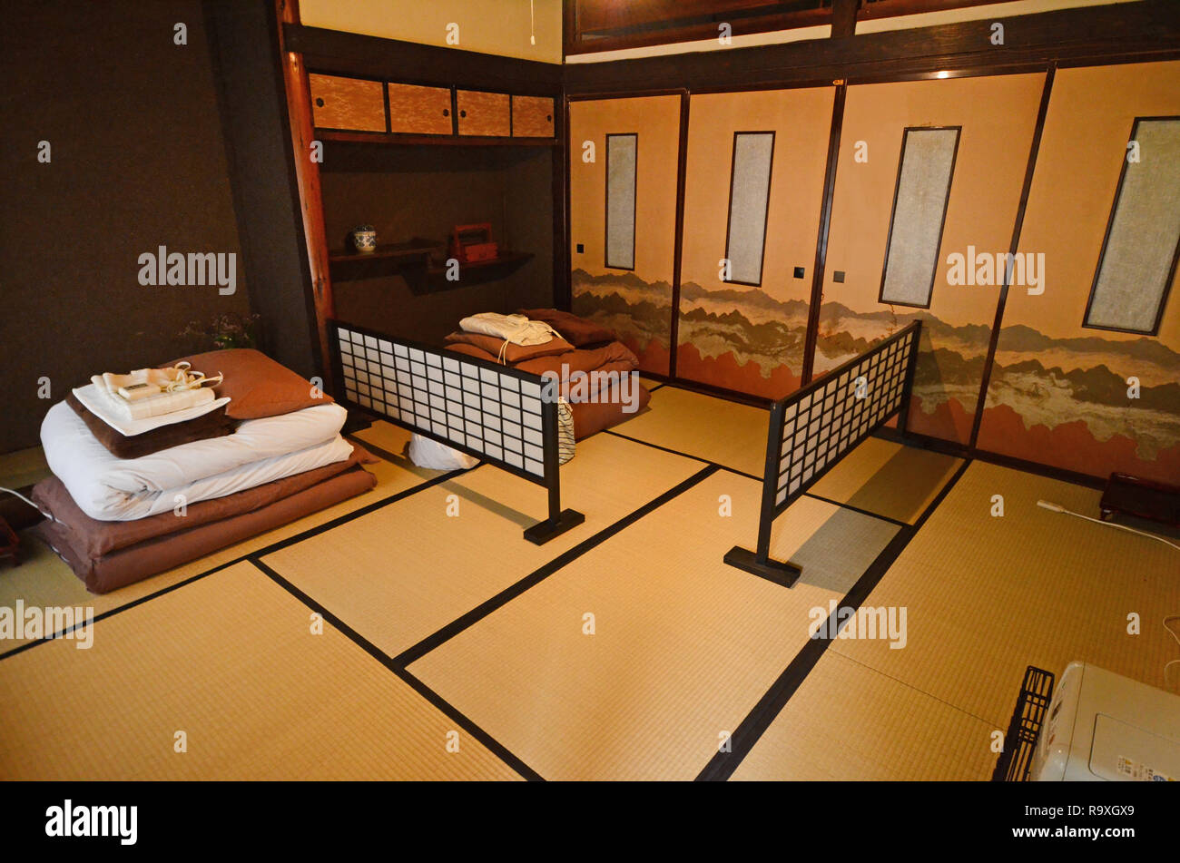 Habitación tradicional japonesa con tatami Fotografía de stock - Alamy