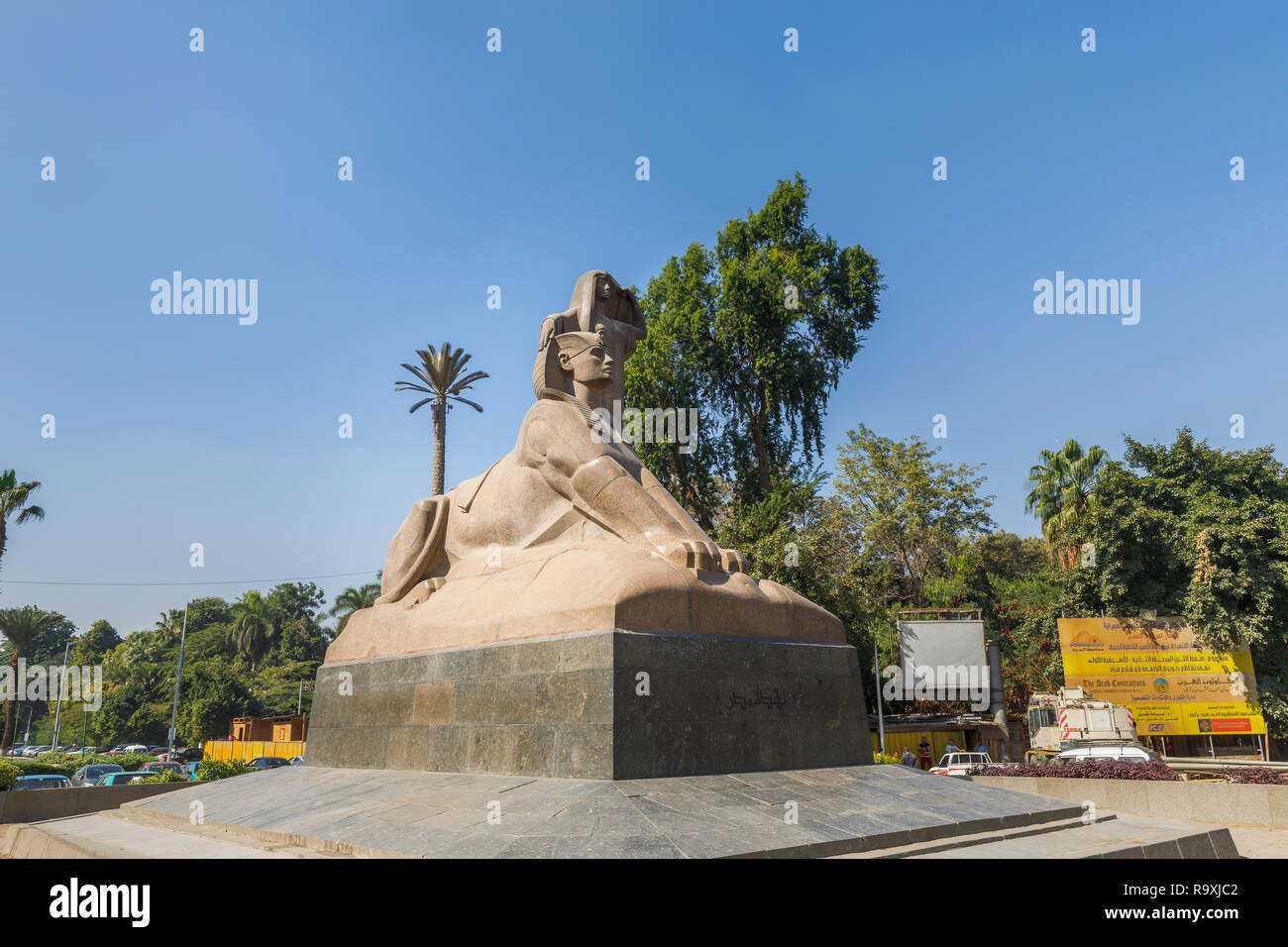 Los modernos (1928) granito de Egipto escultura renacentistas, esfinge y campesina levantar su velo, por el escultor Mahmoud Mokhtar en Giza, Cairo, Egipto Foto de stock