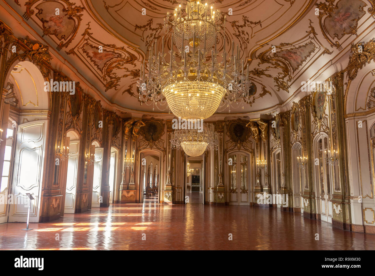 El salón de baile del palacio nacional de Queluz, fue construido entre 1747 y 1794 por el Rey Pedro y su esposa. Sintra, Portugal Foto de stock