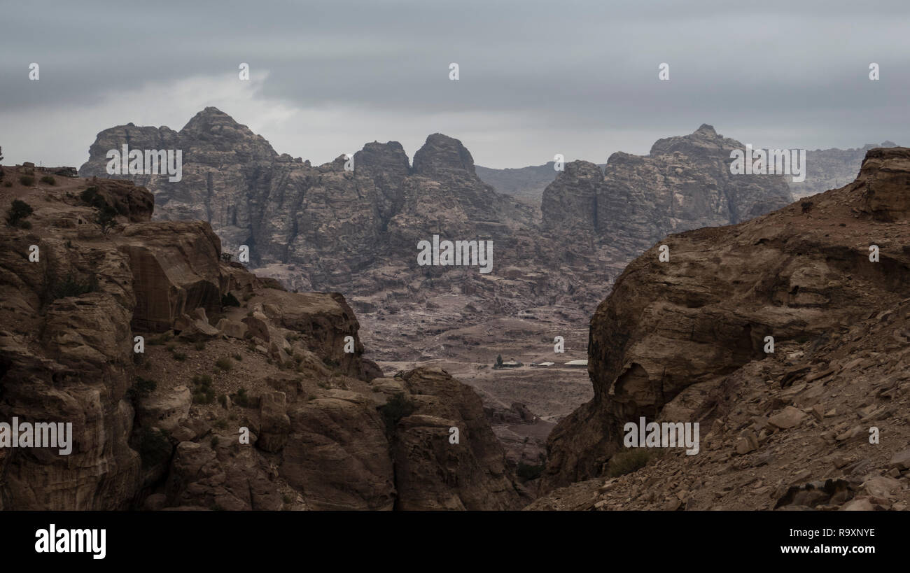Panorama del sitio arqueológico de Petra (Jordania), y el paisaje circundante, de Jebel Al-Madhbah mountain Foto de stock