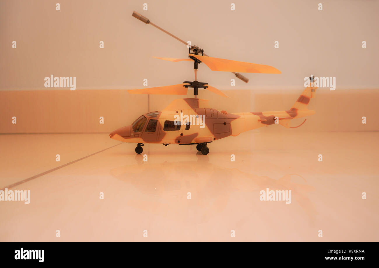 Helicóptero de dibujos animados se coloca en el suelo con fondo cián. Foto de stock