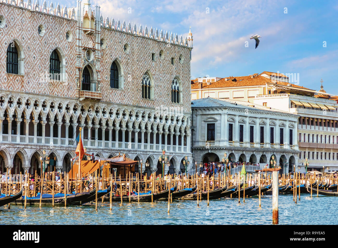 Palacio Ducal y góndolas Pier, cerca de la Piazza San Marco, Venecia, Italia. Foto de stock