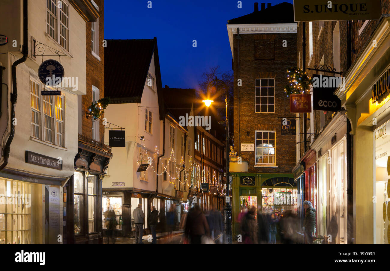 YORK, REINO UNIDO - 18 de diciembre, 2018: La ciudad medieval de York, en el norte de Inglaterra obtiene decorado con luces de Navidad en Diciembre Foto de stock