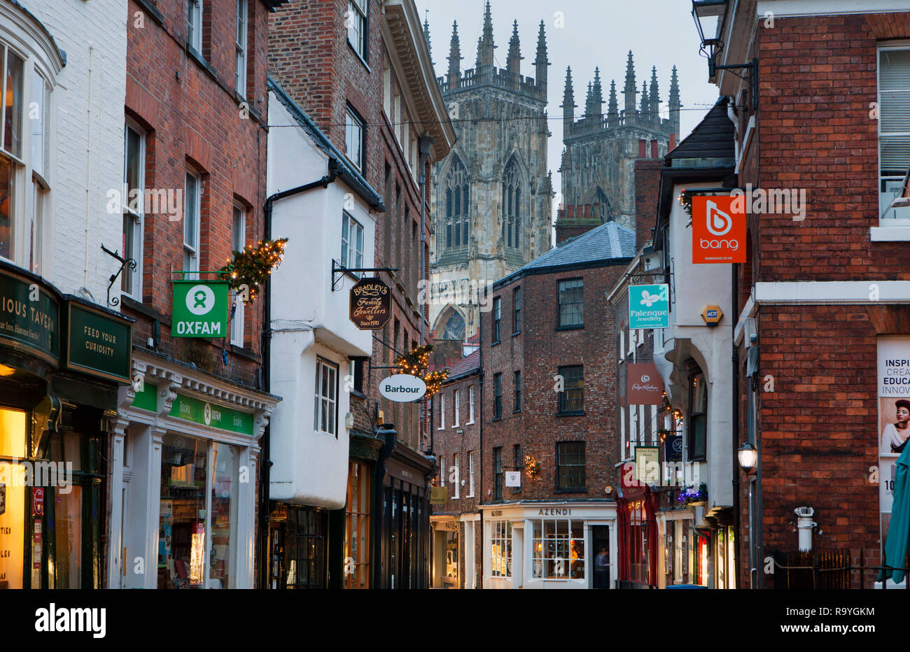 YORK, REINO UNIDO - 18 de diciembre, 2018: La ciudad medieval de York, en el norte de Inglaterra obtiene decorado con luces de Navidad en Diciembre Foto de stock