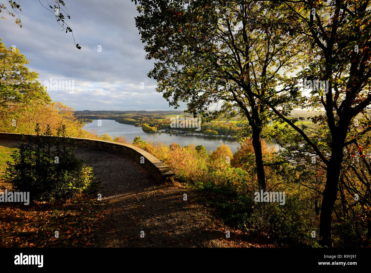 22.10.2018, Essen, Nordrhein-Westfalen, Ruhrgebiet, Deutschland, die Korte-Klippe ist ein Aussichtspunkt Wanderweg BaldeneySteig Baldeneysee am am. 00 Foto de stock