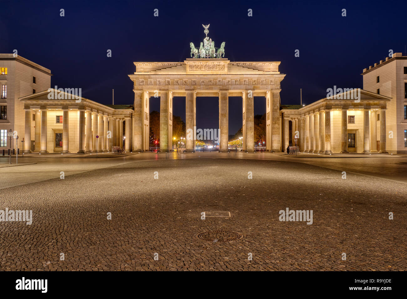 La famosa Puerta de Brandenburgo en Berlín iluminada por la noche Foto de stock