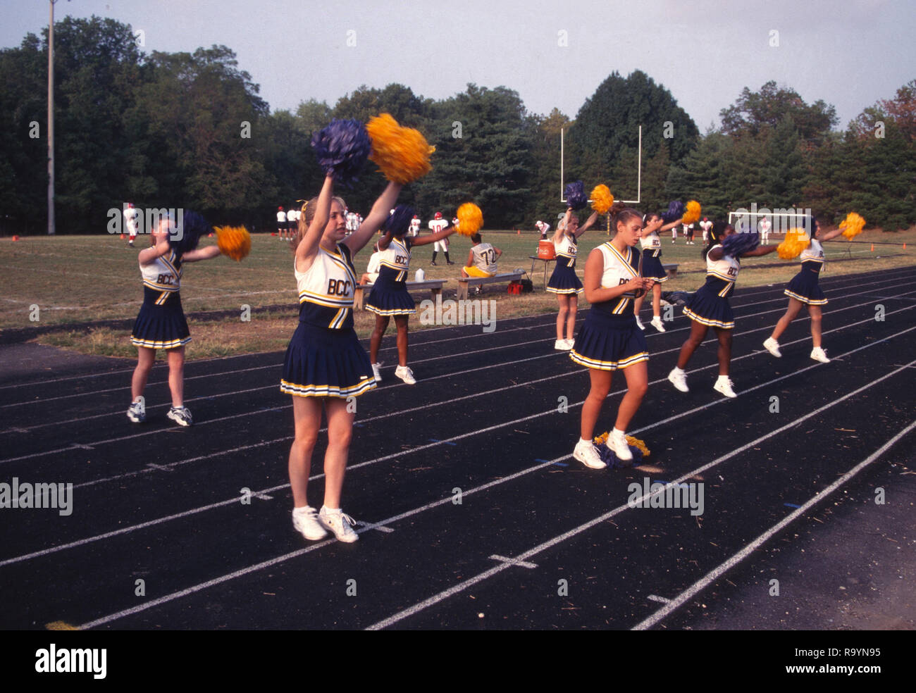 Cheerleaders durante el espectáculo del medio tiempo en high school footbsll gsme Foto de stock