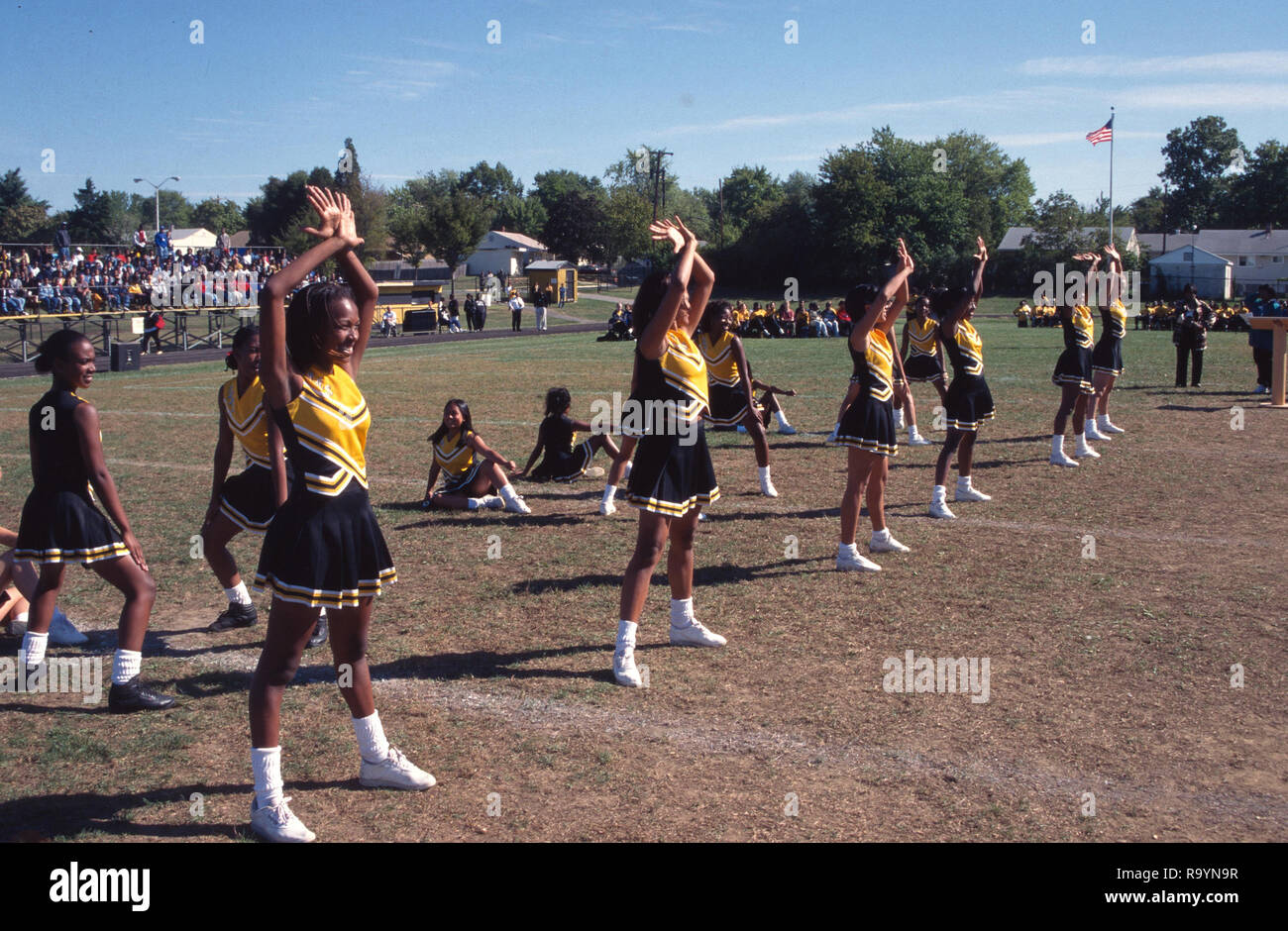 High school cheerleaders practing, sus movimientos l, Foto de stock