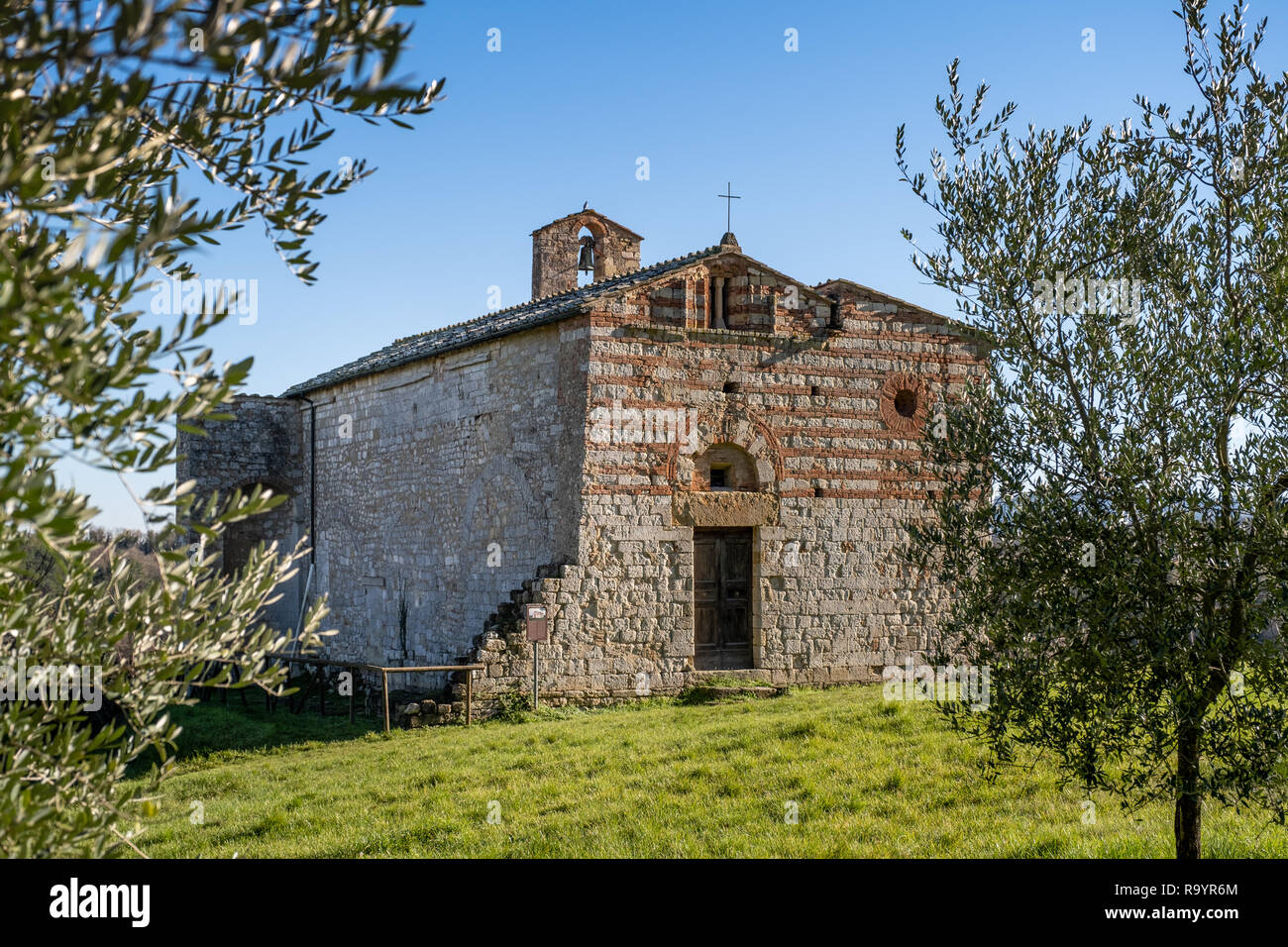 Santi Ippolito y Cassiano iglesia románica es un lugar de culto católico ubicado en la localidad de Coneo, en el municipio de Colle di Val d'Elsa Foto de stock