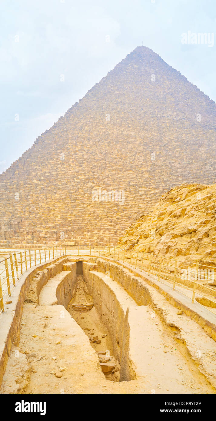 El inusual descubrimiento arqueológico en forma de barco de piedra larga en boxes necrópolis de Giza junto a la gran pirámide de Egipto Foto de stock