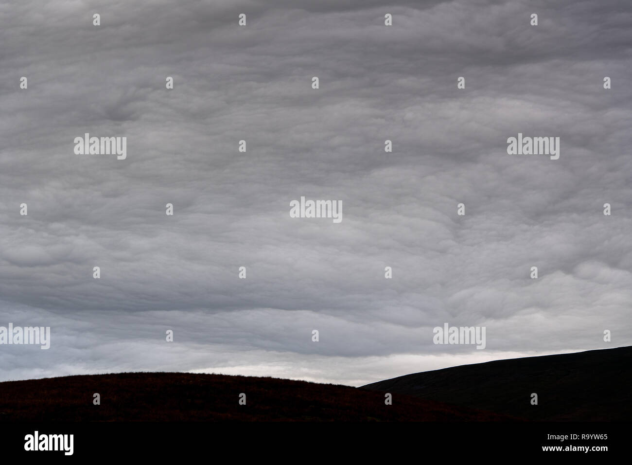 Pensativo gris formando nubes de tormenta en una noche. En la zona de tierras altas en el Reino Unido. Foto de stock