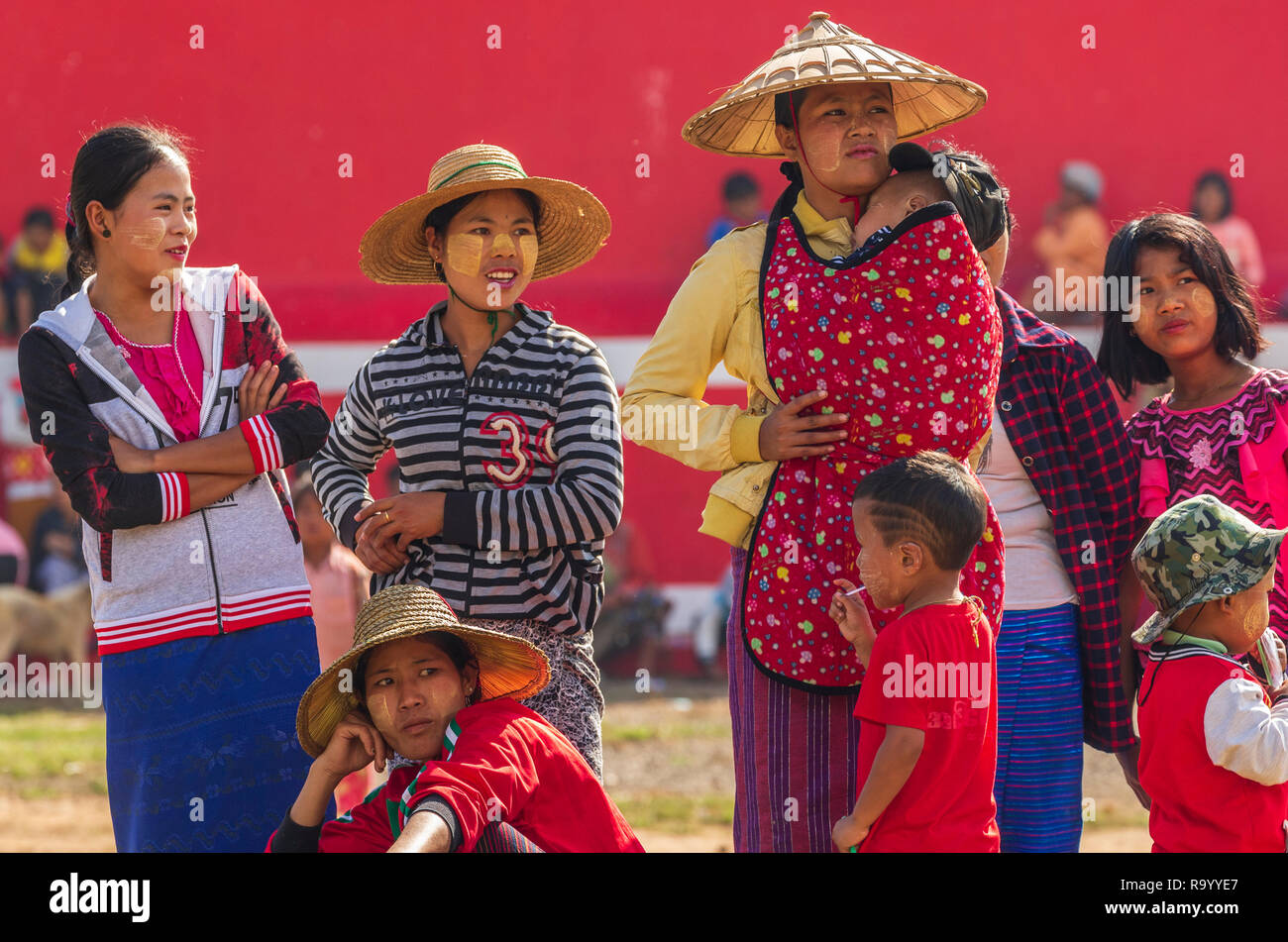 La mujer de Myanmar en fiestas cerca del Lago Inle Foto de stock