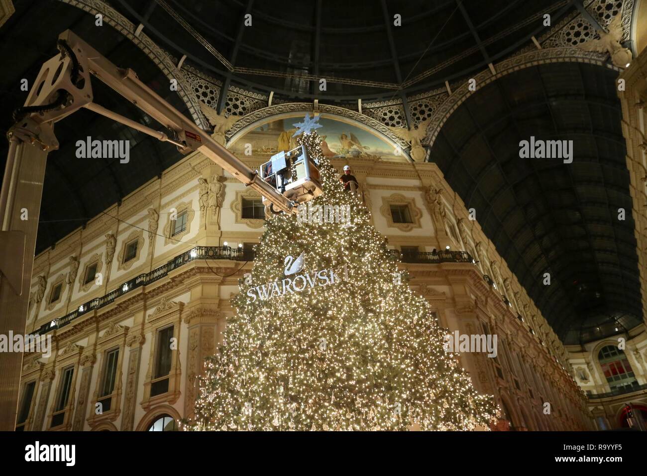 Swarovski tree galleria vittorio emanuele fotografías e imágenes de alta  resolución - Alamy