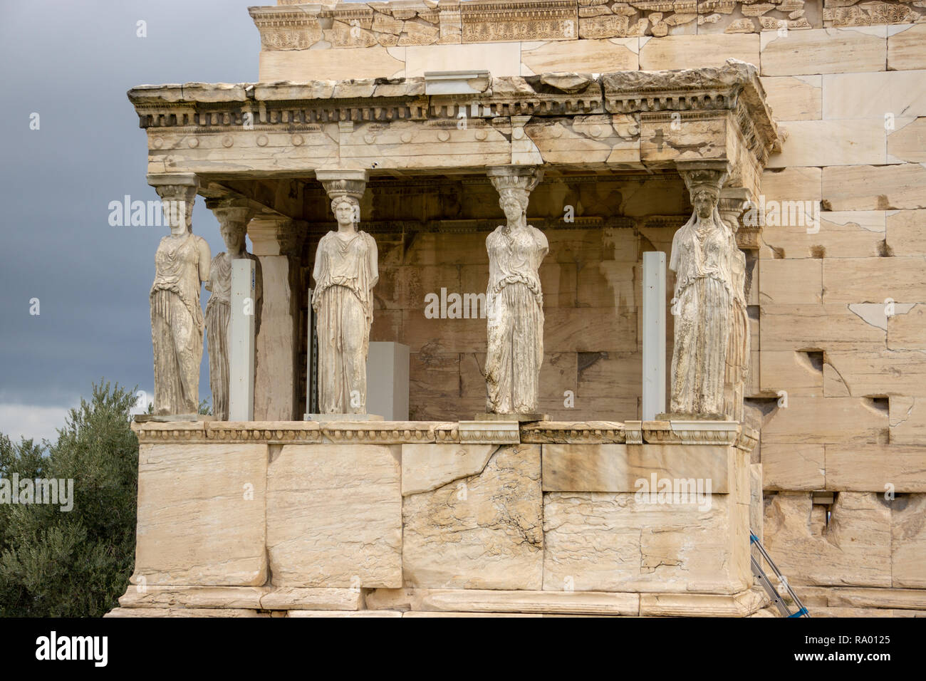 El antiguo Templo de Atenea Nike fue fotogénico desde cada ángulo,  sirviendo como punto de visualización en Atenas y una pura maravilla  arquitectónica solitarios Fotografía de stock - Alamy