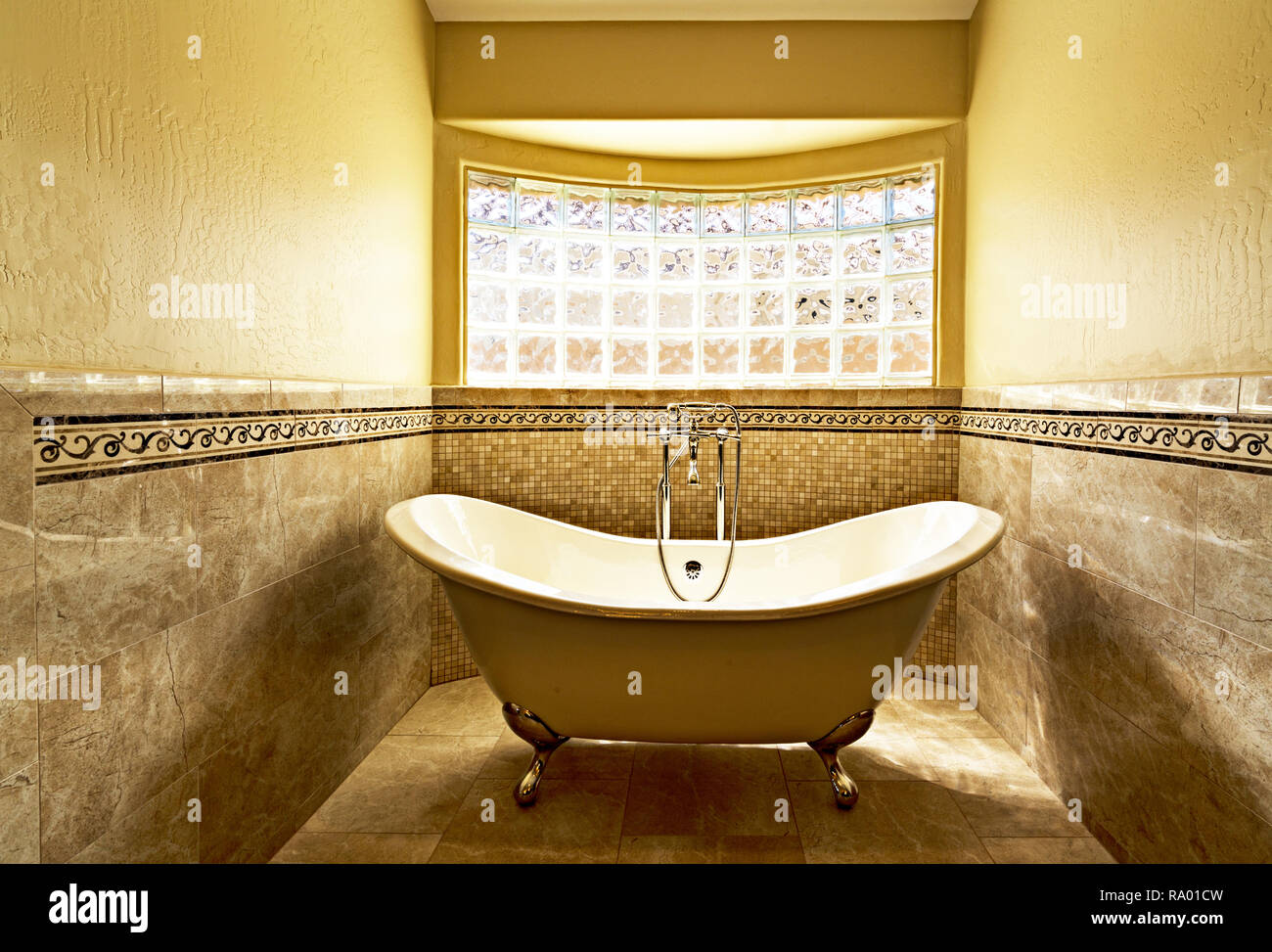 Bañera de cerámica marrón, grifo de ducha negro, cortina transparente que  sopla blanca a la luz del sol en beige w