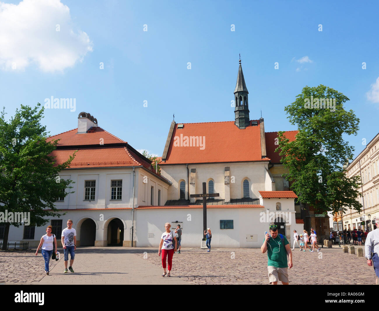 La bella y pequeña iglesia de St Giles en Cracovia, Polonia con la cruz