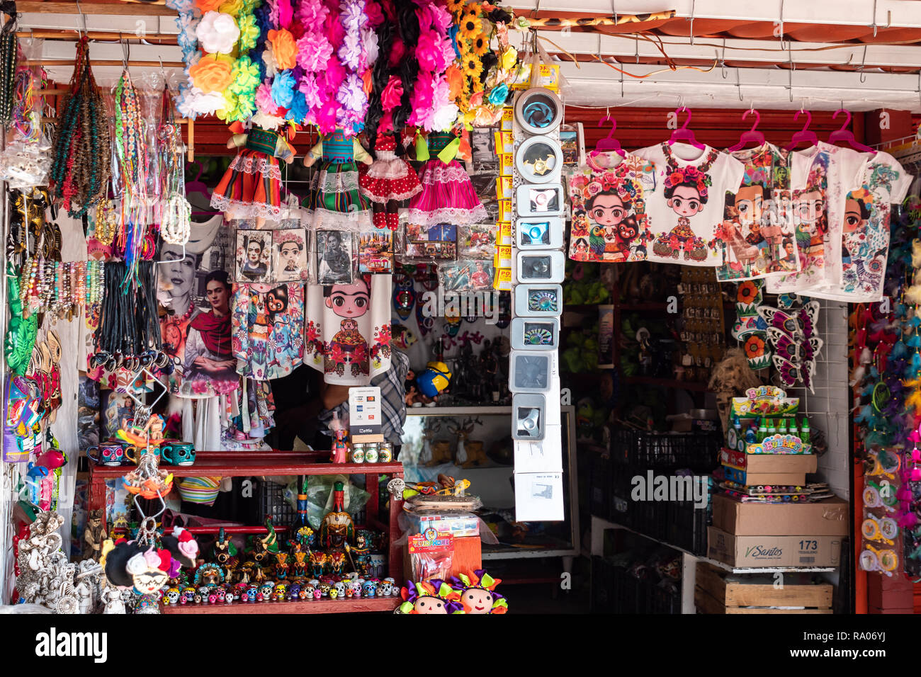 Borrar Compra estrategia Tienda de regalos mexicanos fotografías e imágenes de alta resolución - Alamy Borrar Compra estrategia Tienda de regalos mexicanos fotografías e imágenes de alta resolución - Alamy