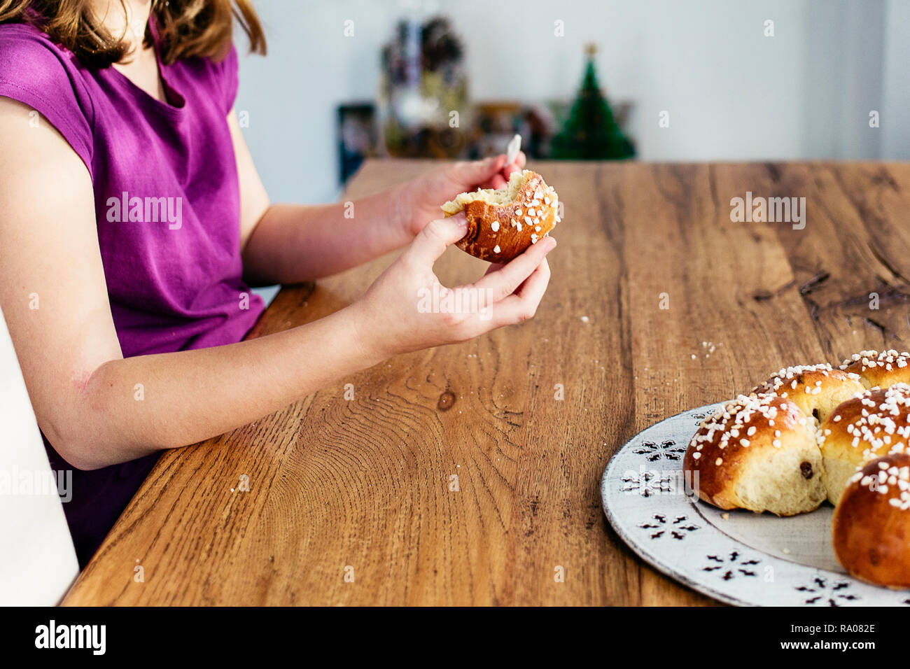 Rey Rey o torta de pan, llamado en idioma alemán Dreikönigskuchen,  horneados en Suiza el 6 de enero. Miniatura de plástico pequeña del rey es  hidde Fotografía de stock - Alamy