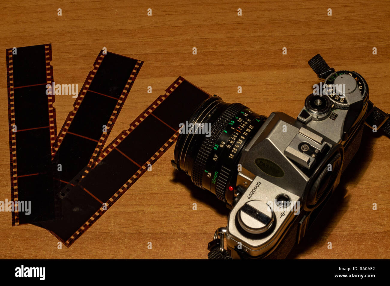Old camera with telephoto fotografías e imágenes de alta resolución - Alamy