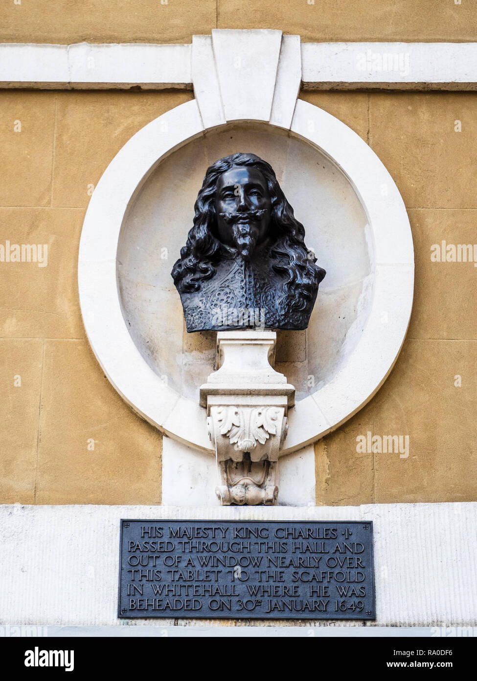 Estatua del rey Charles I busto Banqueting House de Londres, el rey Carlos I (1600-1649), fue ejecutado el 30 de enero de 1649 delante de Banqueting House de Whitehall Foto de stock