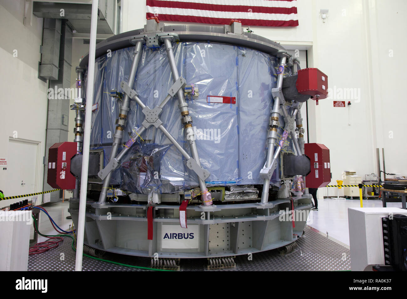 El módulo de servicio europeo sea desempaquetado dentro de las operaciones de retirada de Neil Armstrong y la construcción high bay en el Centro Espacial Kennedy el 7 de noviembre de 2018, en Cabo Cañaveral, Florida. El ESM es proporcionado por la Agencia Espacial Europea, y construido por Airbus, la defensa y el espacio. Se suministrará el principal sistema de propulsión y energía a la nave espacial Orion para exploración Misión-1, una misión alrededor de la Luna. El ESM también albergará el aire y el agua para los astronautas en futuras misiones. EM-1 será una prueba de vuelo sin tripulación que proporcionará una base para la exploración espacial humana a destinos más allá de oreja Foto de stock