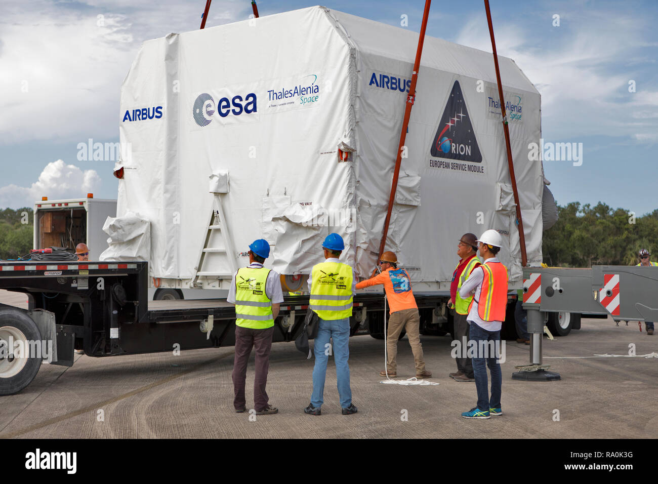 El Módulo de Servicio Europeo es levantado por la grúa fuera del transporte al Centro Espacial Kennedy el 6 de noviembre de 2018, en Cabo Cañaveral, Florida. El ESM es proporcionado por la Agencia Espacial Europea, y construido por Airbus, la defensa y el espacio. Se suministrará el principal sistema de propulsión y energía a la nave espacial Orion para exploración Misión-1, una misión alrededor de la Luna. El ESM también albergará el aire y el agua para los astronautas en futuras misiones. EM-1 será una prueba de vuelo sin tripulación que proporcionará una base para la exploración espacial humana a destinos más allá de la órbita de la tierra. EM-1 será el primer sistema integrado Foto de stock