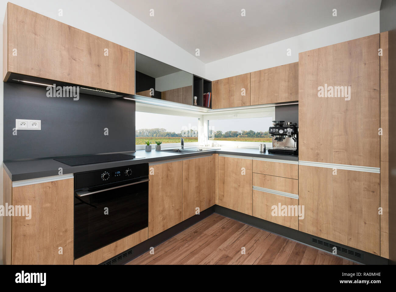 Renovada cocina interior con vitrinas de vidrio Fotografía de stock - Alamy
