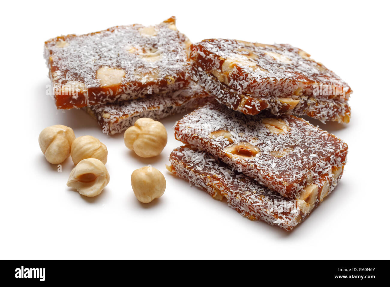 Postre turco con avellanas cezerye aislado sobre fondo blanco. Foto de stock