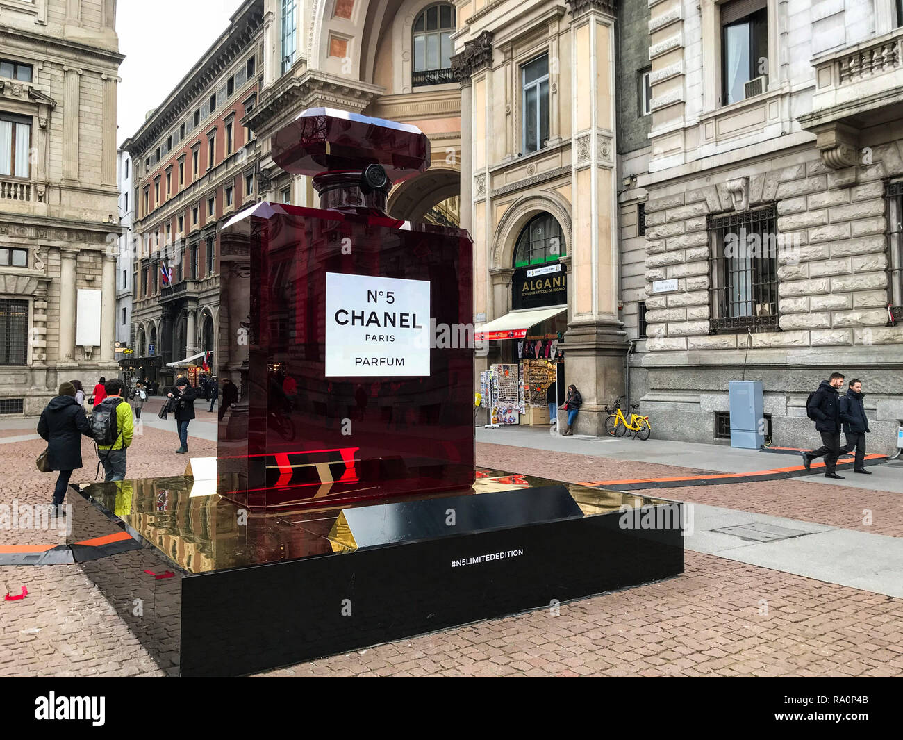 Una gigante botella de perfume Chanel situado enfrente del Palazzo Marino,  sede de la oficina administrativa de Milano Fotografía de stock - Alamy