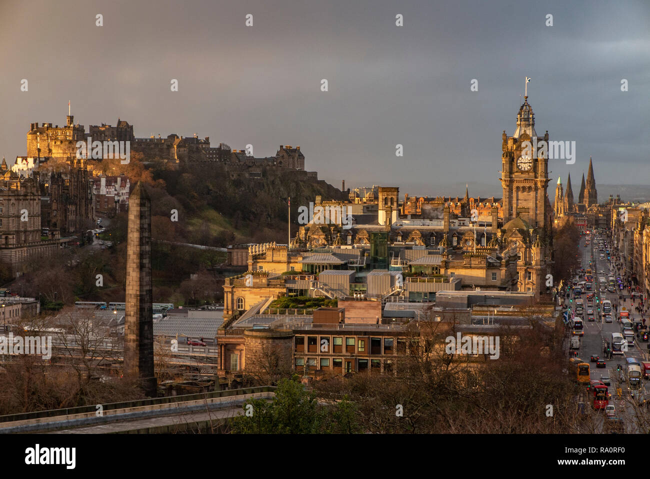 Una vista del centro de la ciudad de Edimburgo desde Carlton Hill con el Hotel Balmoral, de Princes Street y el castillo en primer plano Foto de stock