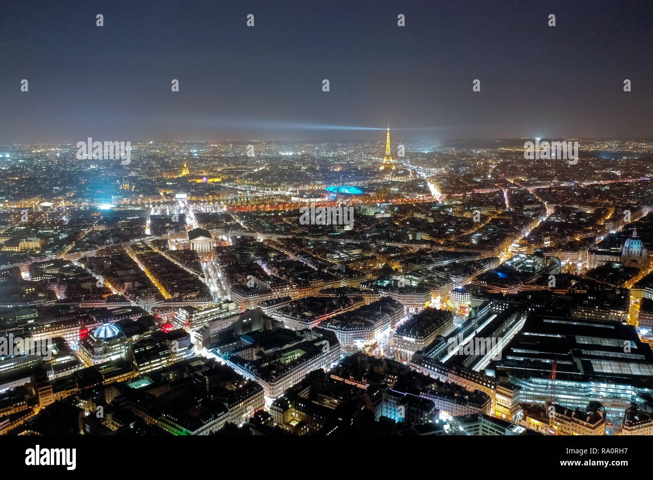 Vista aérea de la ciudad de París por la noche. Hermosas vistas al horizonte de la ciudad y monumentos famosos, iluminado con luz en la oscuridad de la noche en París, Francia Foto de stock