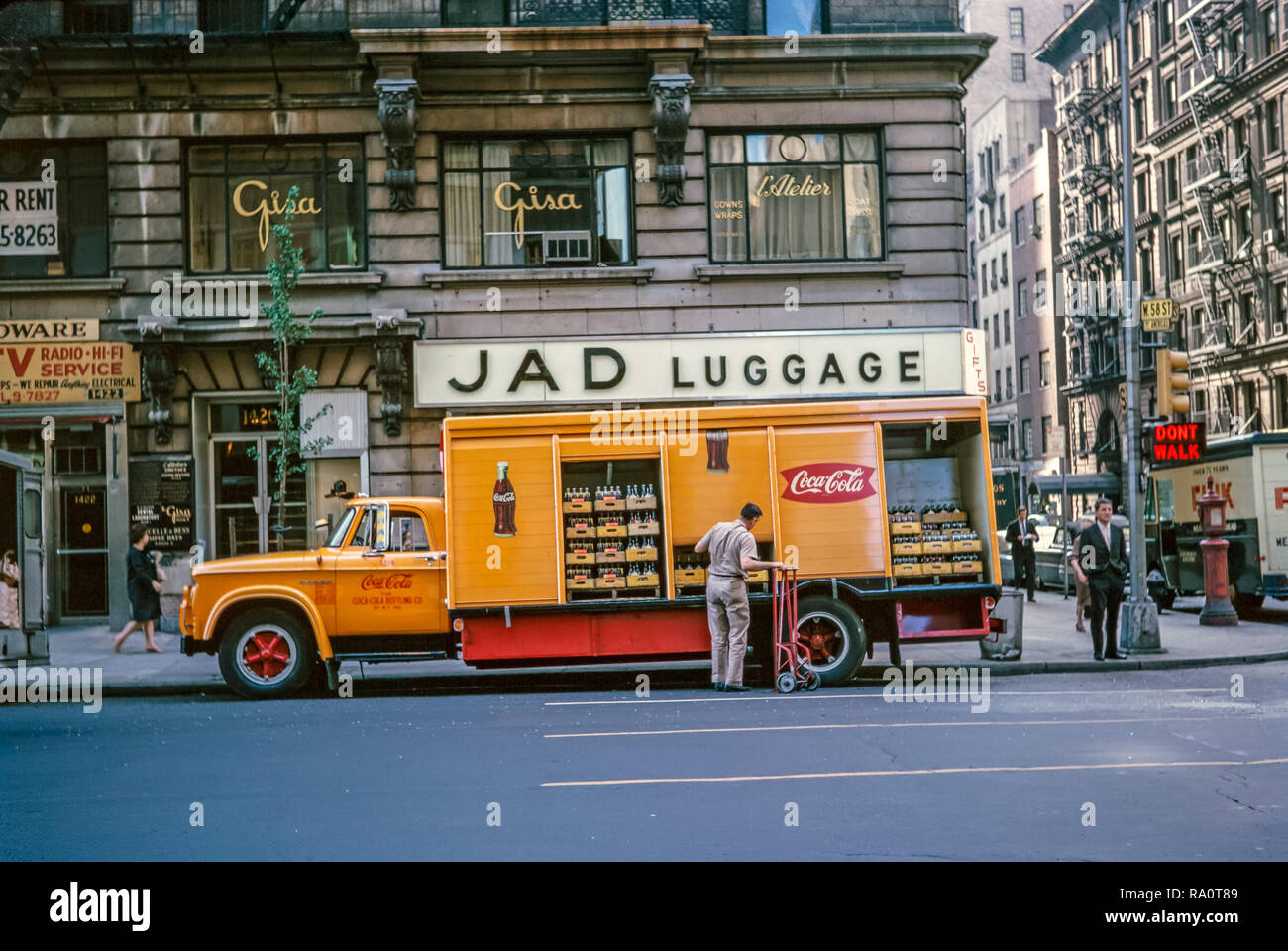 De junio de 1964. Un camión de reparto de Coca-Cola está descargando fuera del almacén de equipaje JAD en la esquina de West 58th Street, en la Ciudad de Nueva York. También es visible Foto de stock