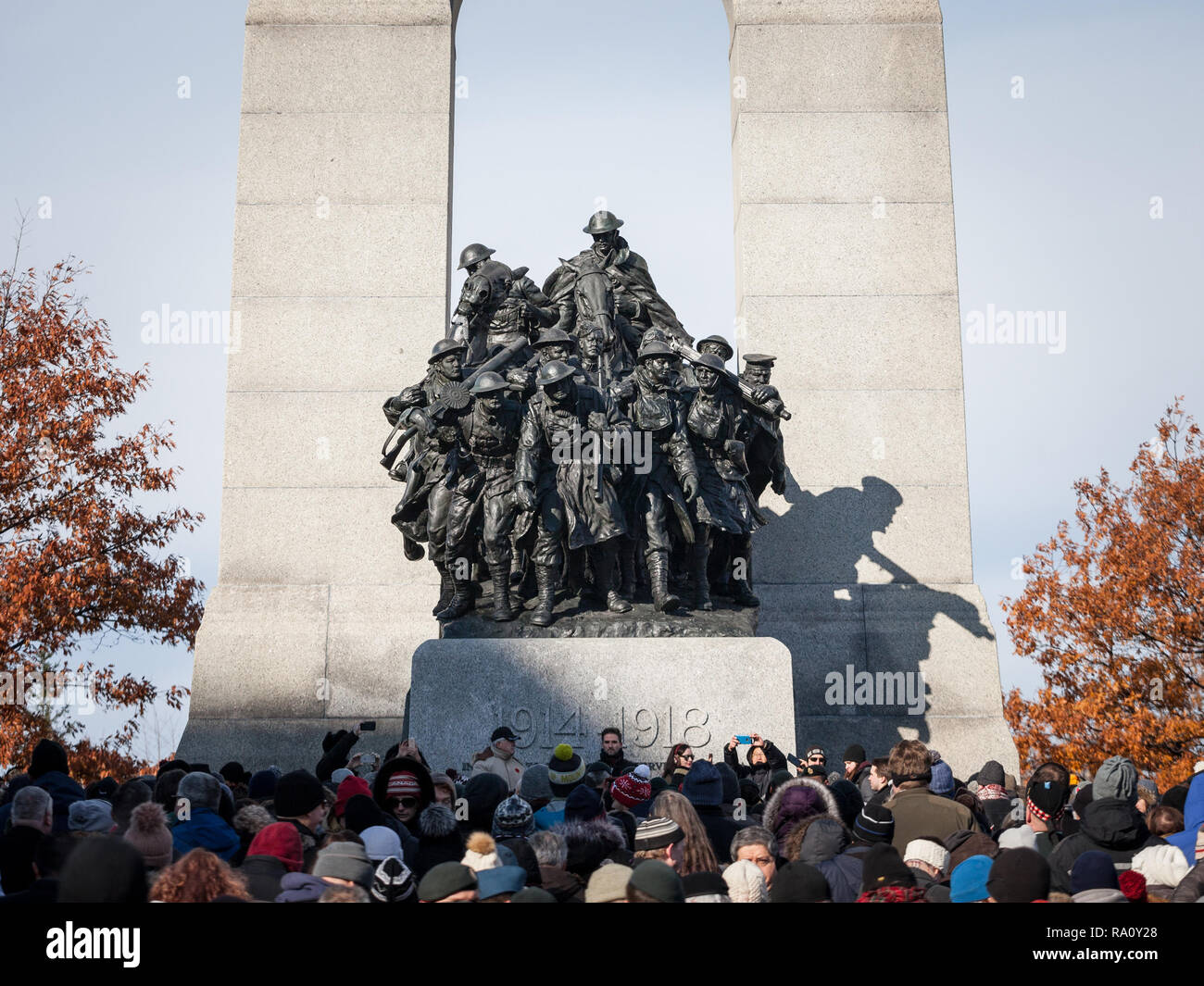 OTTAWA, Canadá - 11 de noviembre de 2018: Reunión de multitudes en la National War Memorial de Ottawa, Ontario, Canadá, el día del recuerdo para conmemorar la canadia Foto de stock
