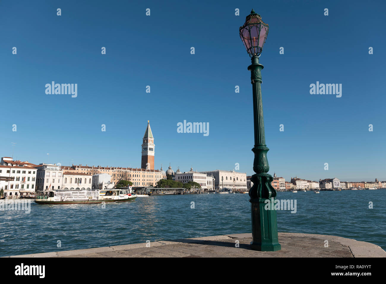 Lampost verde en Fondamenta Campanile, Venecia, Italia. Foto de stock