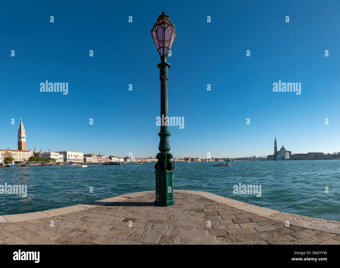 Lampost verde en Fondamenta Campanile, Venecia, Italia. Foto de stock